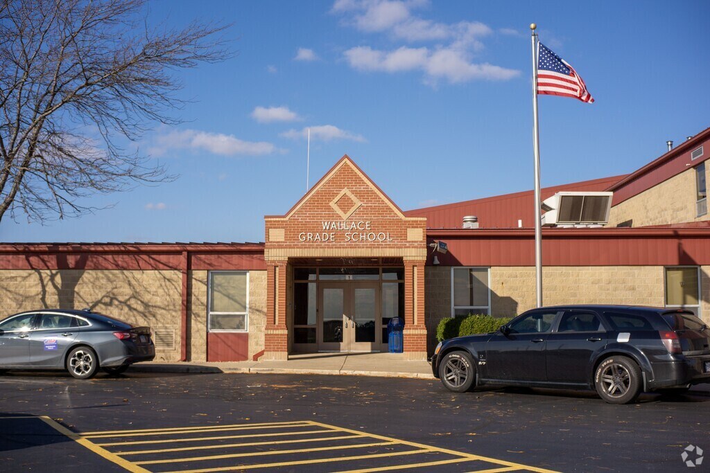 Wallace Elementary School serves students in the Lasalle County community.