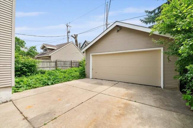 2856 N Frederick Ave unit 2858, Milwaukee, WI 53211 - photo 4