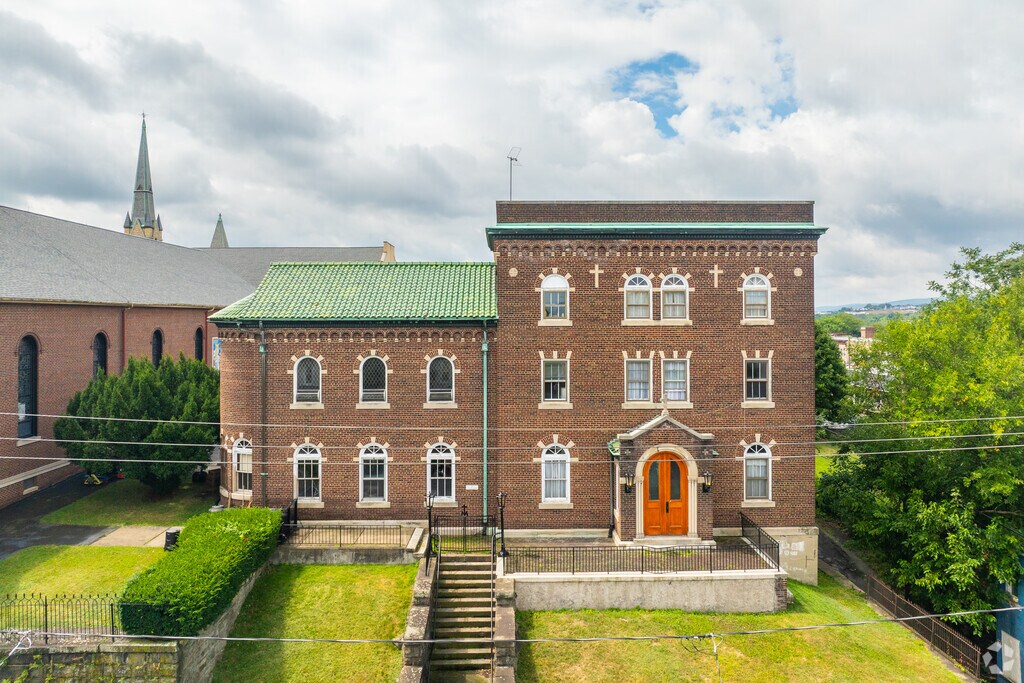 Marian Catholic High School receives an overall B grade from niche.com.