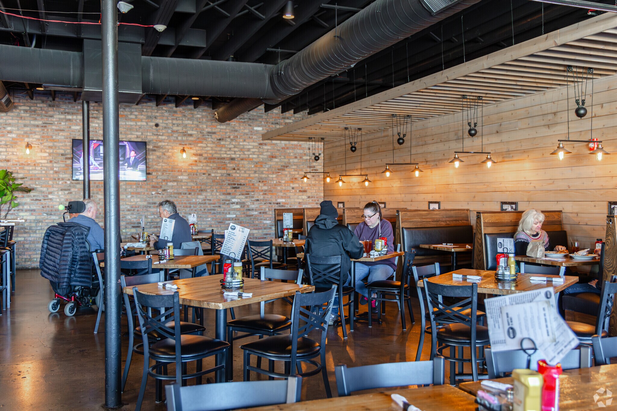 Green St. Grille serves craft beers and pub fare in Bensenville.