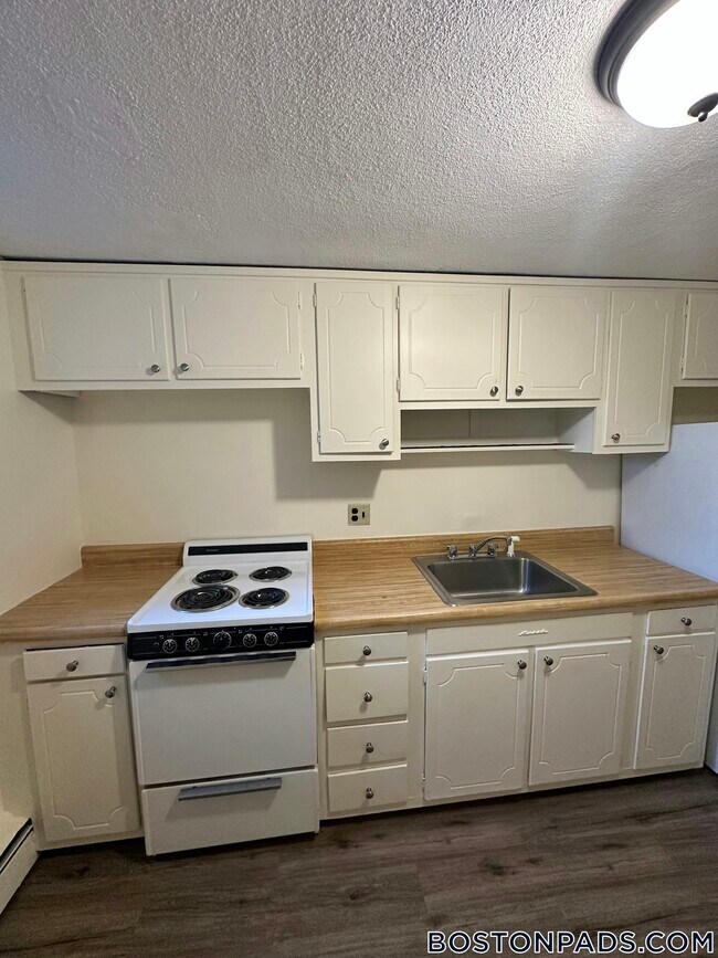 33 Westgate Rd Unit 1, Boston, MA 02467