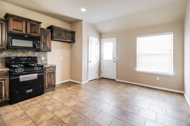 11421 SW 25th Terrace, Yukon, OK 73099 - photo 6