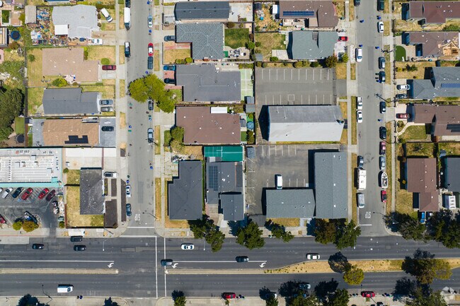 You will never feel lost in the Coretz Stege neighborhood thanks to the grid format.