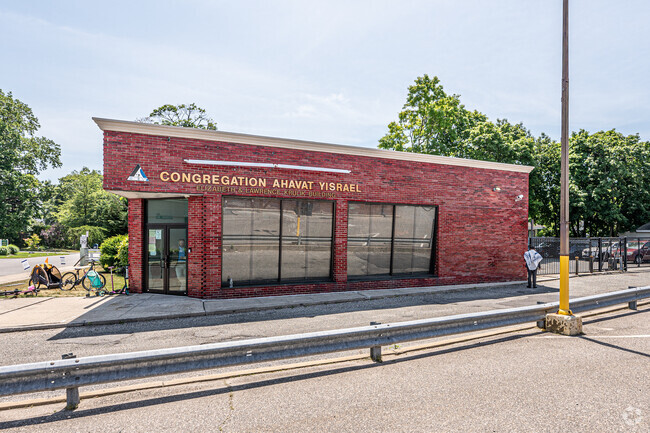 Reenas Bais Yaakov has 8 teachers and 49 students in Hewlett.