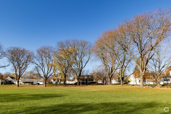 Karstens Park's greenspace supplements the smaller lawns found in Karstens-City Line.