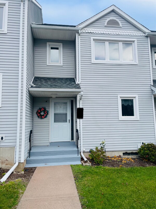 19 Oak Ridge Dr, Windsor Locks, CT 06096