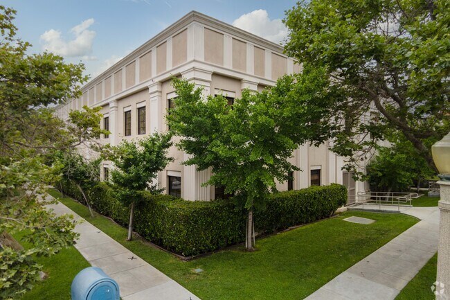Yeshiva Rav Isacsohn / Torath Em was established by Rabbi Yechiel Yehuda Isacsohn.