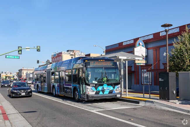 24th Ave bus stop on International Blvd in Oak Tree.