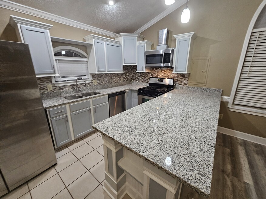 204 Brandywine Rd unit B, Savannah, GA 31405 - photo 1