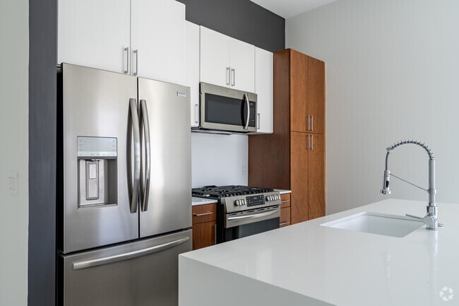 2BR, 2BA - 951SF - Kitchen