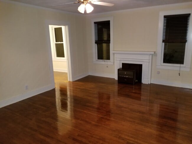 922 Howard St unit 922, Taylor, TX 76574 - photo 3