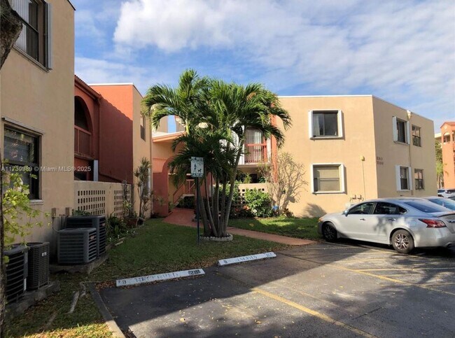 10249 NW 9th Street Cir unit Bldg. 8 104, Miami, FL 33172 - photo 2