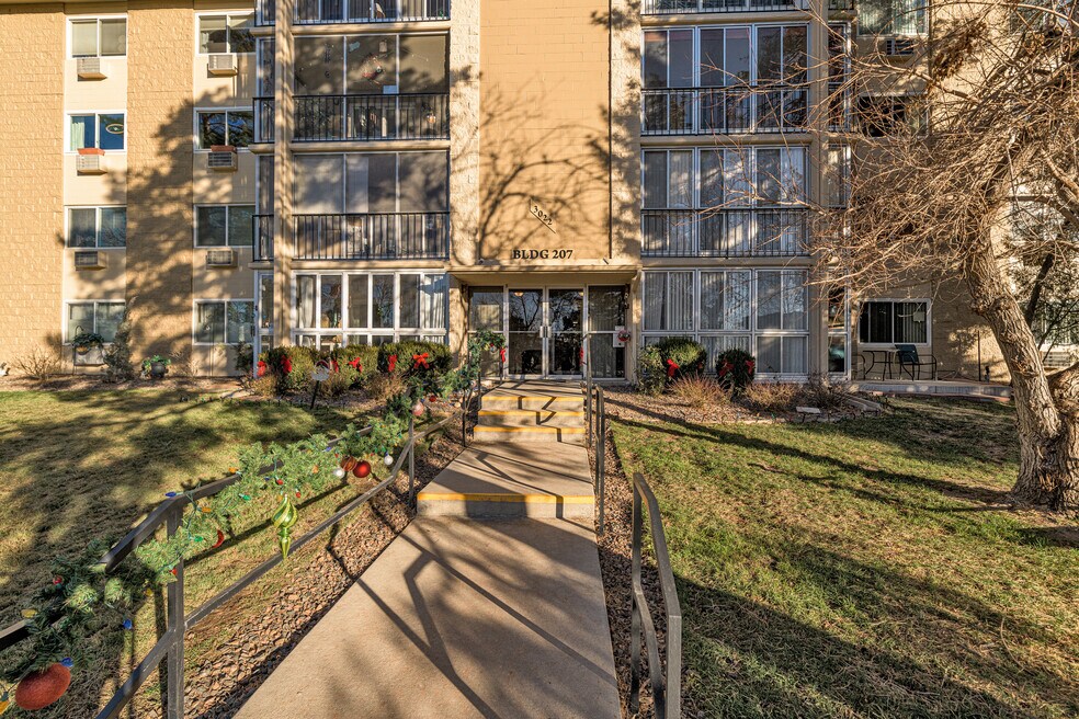 3022 S Wheeling Way unit Heather Gardens, Aurora, CO 80014 - photo 1