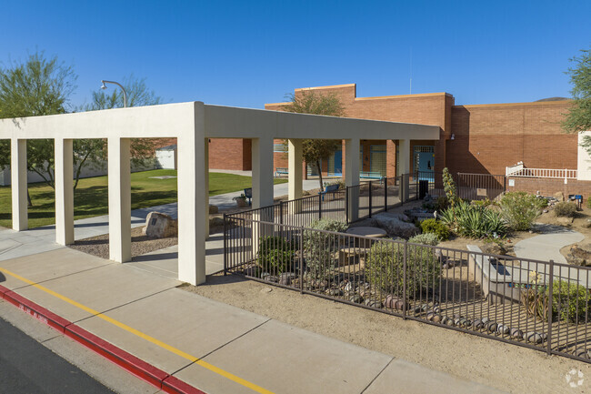 Phoenix’s Kyrene de la Colina Elementary School receives a 7/10 from GreatSchools.com.