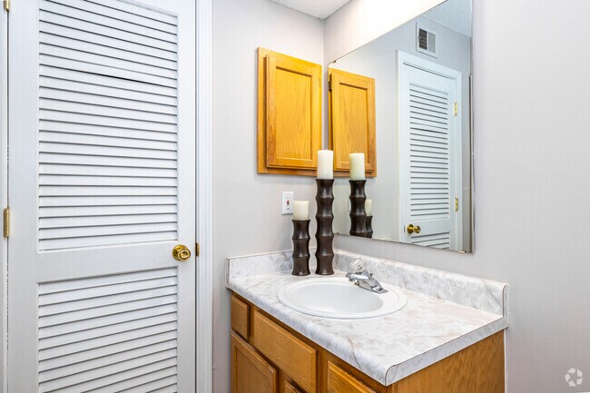 The Lakeview Loft - Second Bathroom