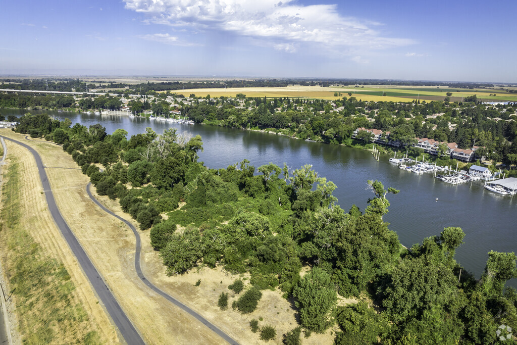 Along the Sacramento River in Broderrick-Bryte are biking and walking trails.
