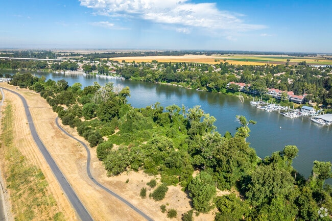 Along the Sacramento River in Broderrick-Bryte are biking and walking trails.