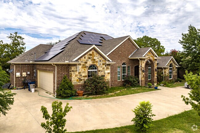 Rural areas and neighborhoods of Everman are ideal for effective use of solar panels.