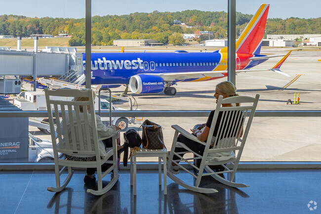 Pine Knoll Vista is only minuets from Birmingham Shuttlesworth Airport, a travelers dream.