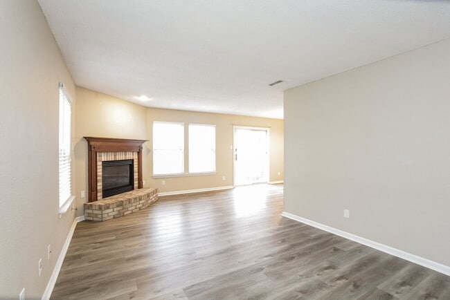 1170 Freemont Ln, Greenwood, IN 46143 - photo 6