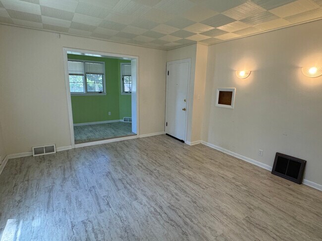 410 N 4th St unit 410.5, Dekalb, IL 60115 - photo 3