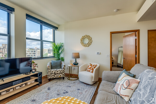 1 BR, 1 BA - 728SF