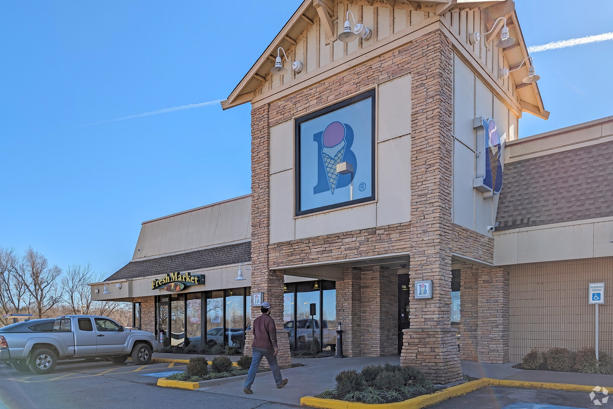Braum's Ice Cream & Dairy Store is a local grocery store near Lake Aluma.