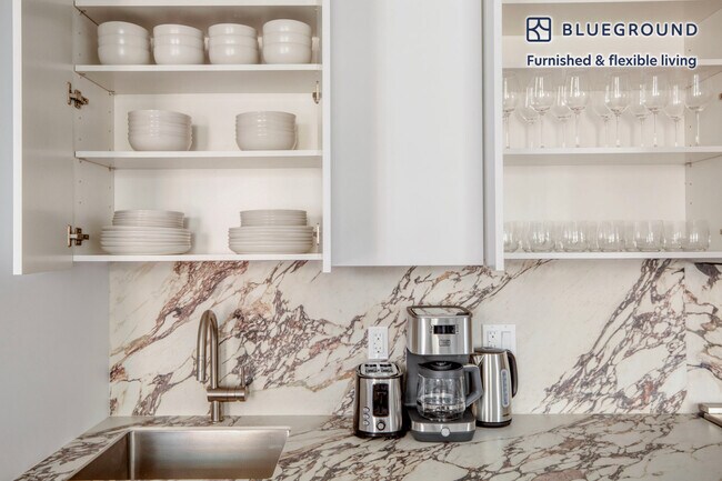 300 W 21st St unit FL5-ID1451, New York, NY 10011 - photo 7