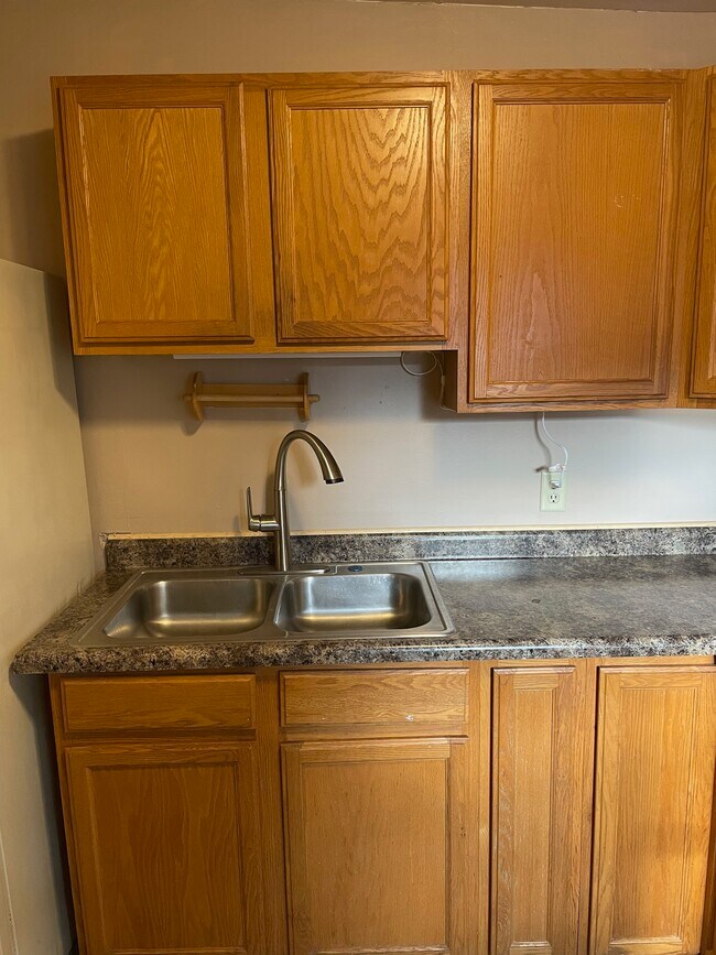 302 3rd Ave W unit lower, Menomonie, WI 54751 - photo 4