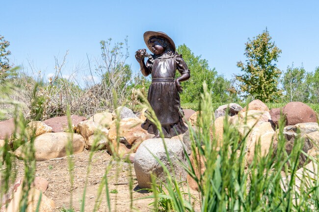 Signal Creek residents can enjoy beautiful statues placed throughout the community, adding unique charm and artistic flair to parks and public spaces nearby.