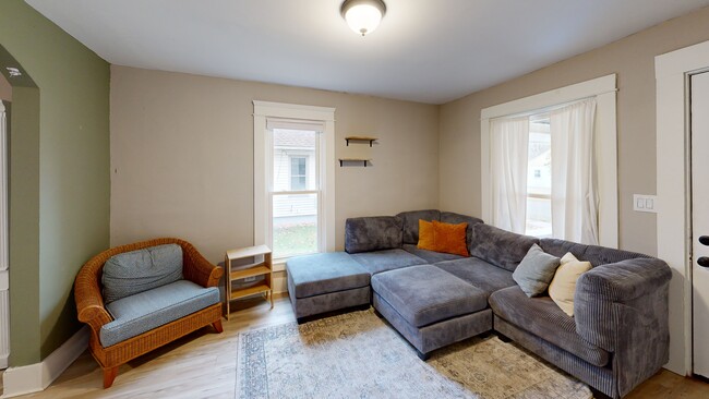 1032 Kelsey Ave, Lansing, MI 48910 - photo 2