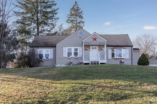 There are many smaller Cape Cod style houses in Waywayanda.