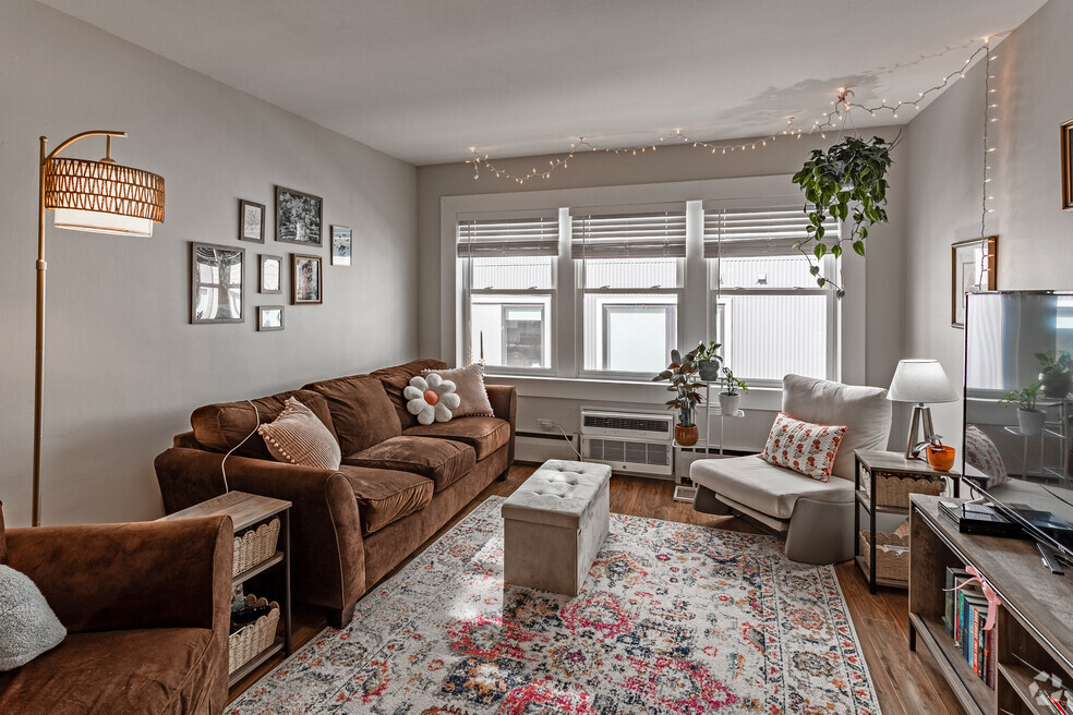 2BR, 1BA - 900SF - Living Room