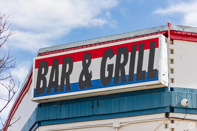 Lake Avenue Inn serves wings and draft beers.