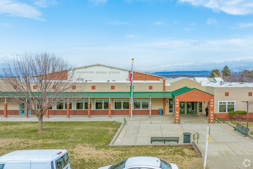Grandview Middle School has an 18:1 student teacher ratio.