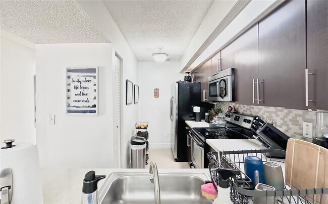 18870 NW 57th Ave unit 305, Hialeah, FL 33015 - photo 3