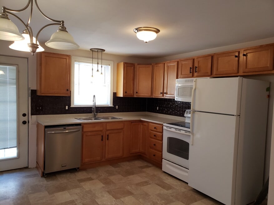 1 Feng Dr unit 1B, Raymond, NH 03077 - photo 1