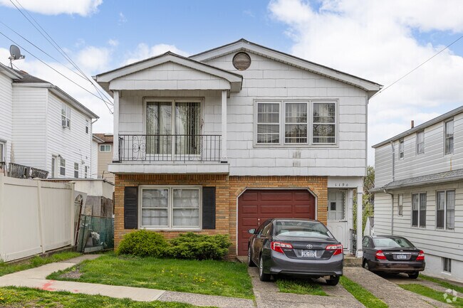 A high ranch-style house in Willowbrook.