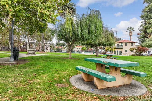 City St Vincent's Hill is the perfect place to chill out after work in St Vincent's Hill.