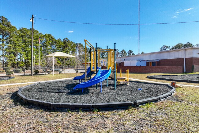 Chattahoochee Elementary School is located in downtown Chattahoochee.