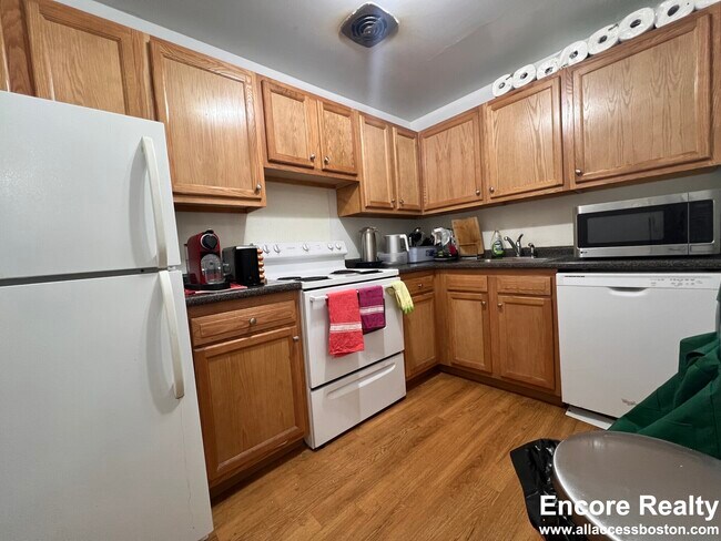 312 Tappan St unit 7D, Brookline, MA 02445 - photo 2