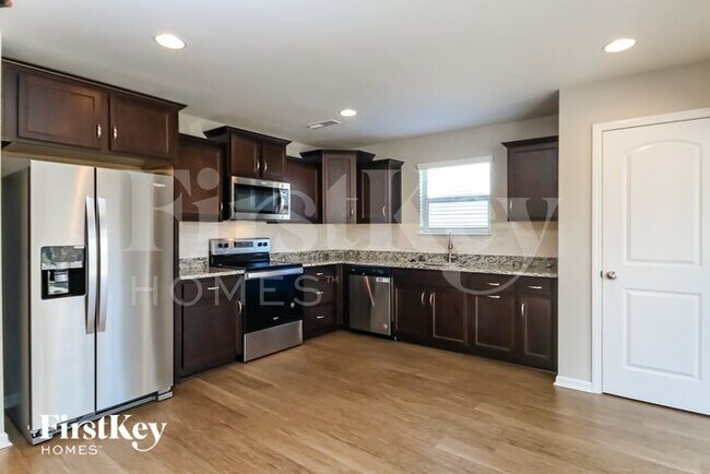 10112 Holly Park Dr, Charlotte, NC 28214 - photo 4