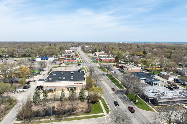 There are many businesses and restaurants along Sheridan Road in Beulah Park.