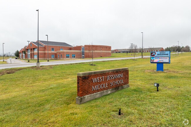 The student population of West Jessamine Middle School is 904 and the school serves 6-8.