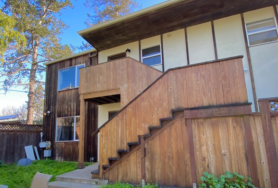 Front Of Building (Upper UNIT)