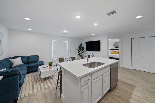 509 Lilac Ct, West Palm Beach, FL 33407 - photo 3