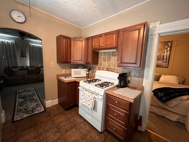 2002 W 4th St unit A, Davenport, IA 52802 - photo 2