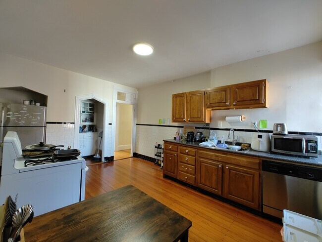 313 Cambridge St unit 1, Cambridge, MA 02141 - photo 6