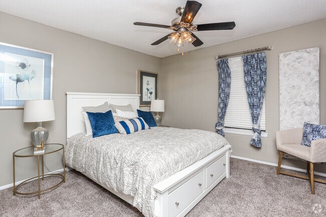 2BR, 1BA - 978 SF