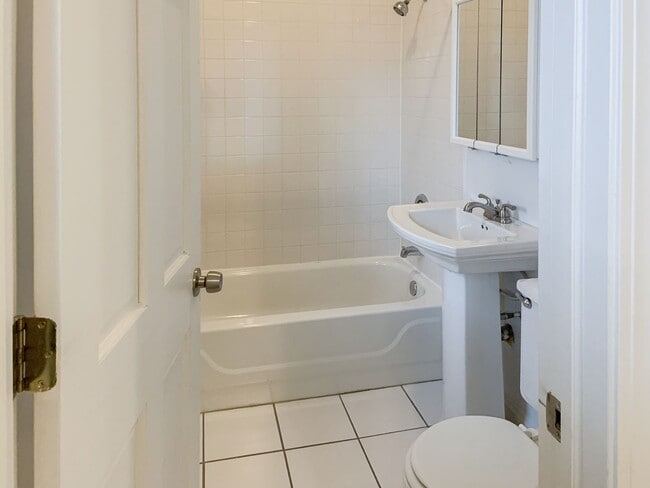 3511 N Fremont St unit 3S, Chicago, IL 60657 - photo 4